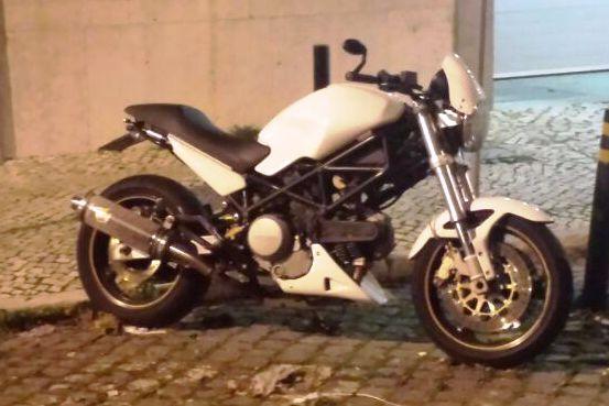 ducati monster del 2004: senza specchietti.
