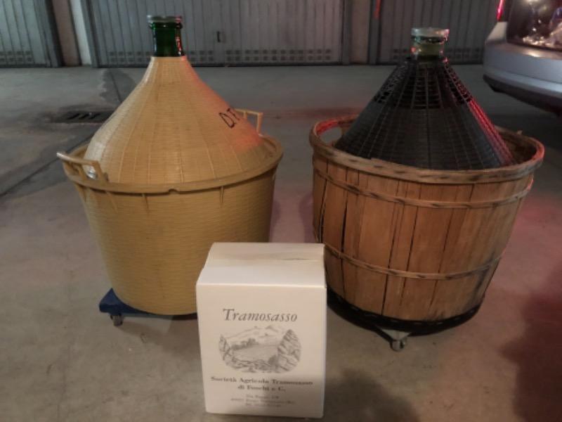 2 damigiane da 54 L di vino più 6 bottiglie di vino