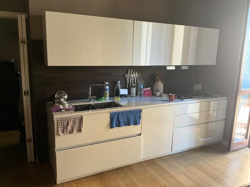 Cucina con eletrodomestici