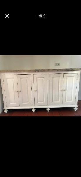 Mobile con ripiano di marmo