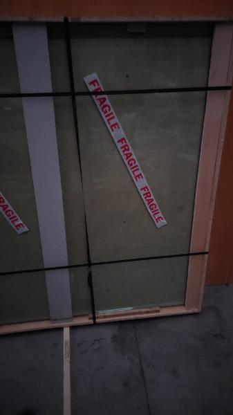 Tavolo in cristallo già professionalmente imballato in sicur